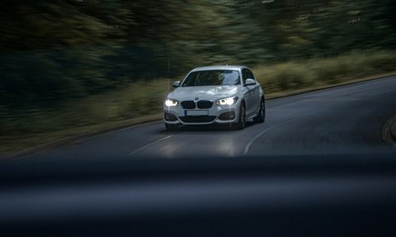 Мигание фарами может стоить десятки тысяч гривен: что стоит знать водителям