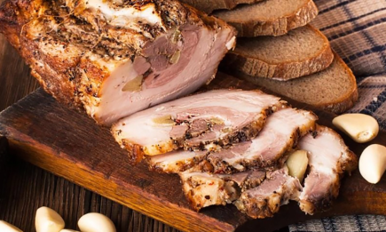 Найніжніша м’ясна закуска: як приготувати фантастичну підчеревину без запікання (ВІДЕО)