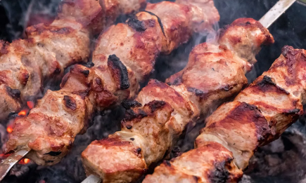 Секрет – в нарезке: что сделать с мясом, чтобы шашлык был вкусным и сочным