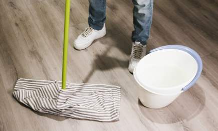 Підлогу можна мити раз на тиждень: секретний інгредієнт для блиску, чистоти і свіжості