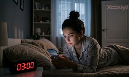 Еще одну серию и спать: ученые объяснили, почему наш мозг "запрещает" нам ложиться в постель