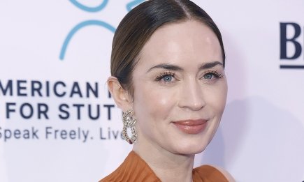 Блуза с акцентными пуговицами - хит осени-2025! Оцениваем новый образ Эмили Блант (ФОТО)