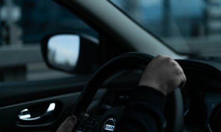 На сцеплении или на "нейтралке": эксперты объяснили, как правильно ждать зеленый сигнал светофора