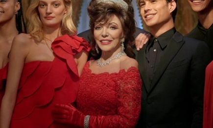 Очень атмосферно: Джоан Коллинз появилась в рождественской кампании Valentino (ВИДЕО)