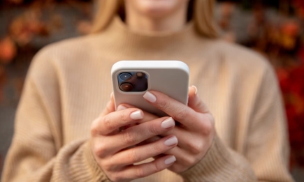 На заметку всем пользователям: три причины, по которым нельзя брать телефон мокрыми руками