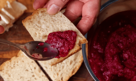 Без этой закуски украинцы не представляют Рождество: как приготовить хрен со свеклой (ВИДЕО)