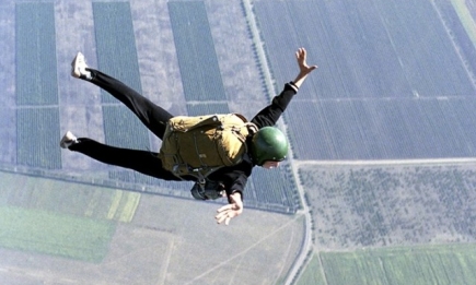 Американец Люк Эйкинс прыгнул без парашюта с высоты более, чем 7 тысяч метров, установив рекорд (ВИДЕО)