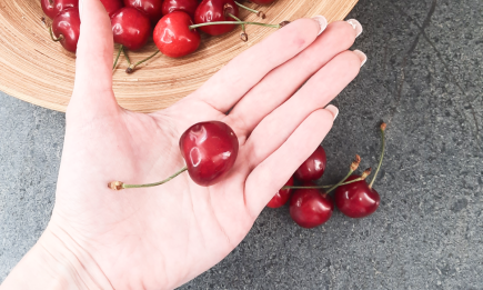 Кісточки самі вилітатимуть з вишень: найпростіший спосіб почистити ягоди (ВІДЕО)