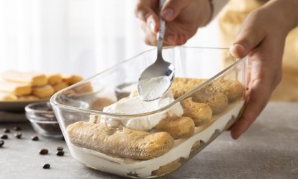 Маленький лайфхак, который спасет, если миксера нет: как легко взбить сливки в густой крем