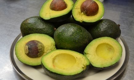 "Золотой" лайфхак для любителей авокадо: уникальный способ, как очистить плод без труда