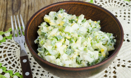 Знаменитий весняний салат з трьох інгредієнтів: неймовірний “Дракон”, що готується 5 хвилин (РЕЦЕПТ)