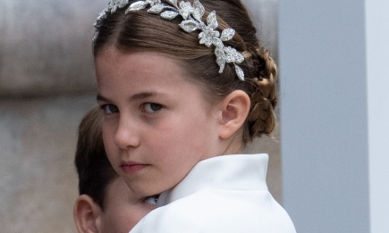 Ее мини-величество: принцесса Шарлотта появилась на коронации Чарльза III в драгоценной тиаре и роскошном платье (ФОТО)