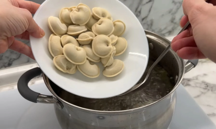 Добавите неправильно — испортите блюдо: когда на самом деле добавлять лаврушку в пельмени