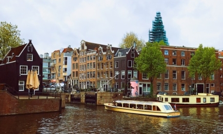 Как женская грудь плавала по каналам Амстердама
