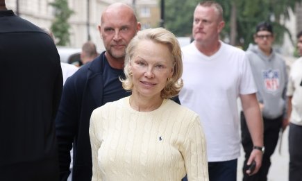 Соблазнилась на трендовый цвет 2025 года: сколько стоит аутфит Памелы Андерсон (ФОТО)