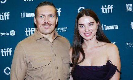 Боксер Александр Усик сыграл в фильме "Несокрушимый" с Двейном Джонсоном и Эмили Блант и посетил премьеру с женой (ФОТО)