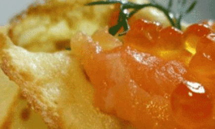 Фирменные блины с лососем и икрой «Завтрак аристократа»