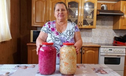 Робимо дві заготовки одним махом: незвичайний "подвійний" рецепт квашеної капусти з морквою та буряком (ВІДЕО)