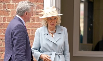 Королева Камилла в модном пальто прибыла на ипподром (ФОТО)