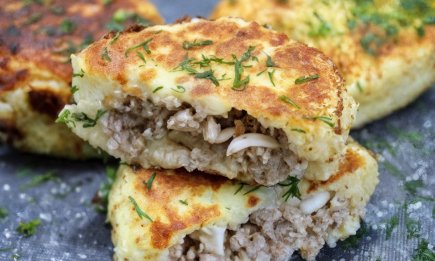 Если нужно вкусное блюдо, заворачиваем консерву в картофель: простые и очень вкусные пирожки (РЕЦЕПТ)