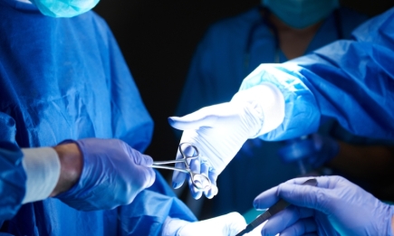Американские хирурги впервые успешно пересадили свиную почку человеку