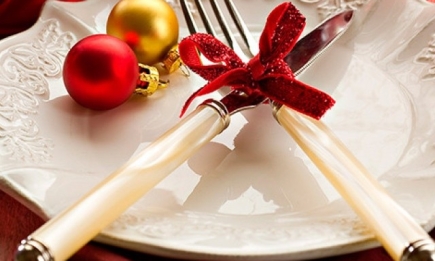 Новогодний декор: как украсить гостиную и праздничный стол