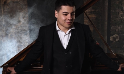 Грає на флейті, фортепіано, гітарі та "розриває" український шоубізнес: 9 цікавих фактів про співака SHUMEI