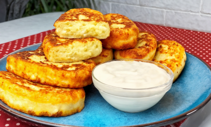 Ці “ліниві” пиріжки — справжнє диво: нічого не потрібно ліпити, а смак неймовірний (РЕЦЕПТ)