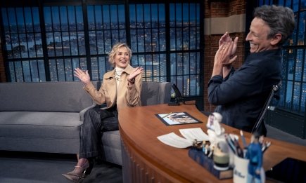 Как стилизовать темные джинсы, чтобы выглядеть ярко: модная идея от Шэрон Стоун (ФОТО)