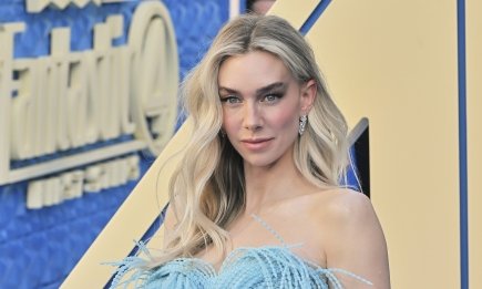 Помогло скрыть животик: беременная Ванесса Кирби ошеломила платьем на кинопремьере в Лондоне (ФОТО)