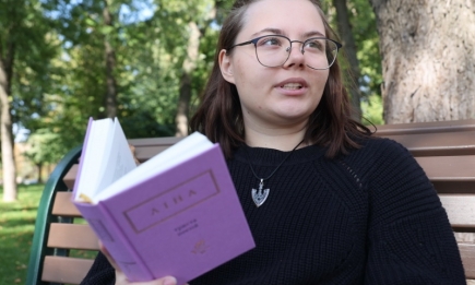 Лина Костенко сделала особый подарок харьковчанке за одиночный пикет против Лободы (ФОТО)