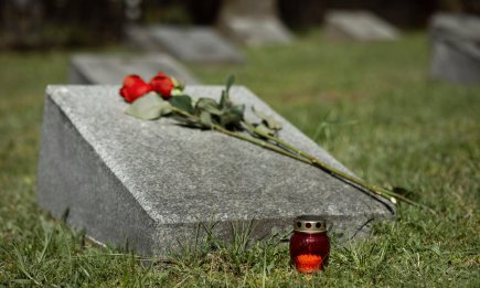 Вы случайно проклинаете покойного. Священник рассказал, что на самом деле означает фраза "Пусть земля тебе будет пухом" (ВИДЕО)