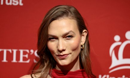 Красный – это новая уверенность: Карли Клосс предстала в платье, от которого невозможно отвести взгляд (фото)