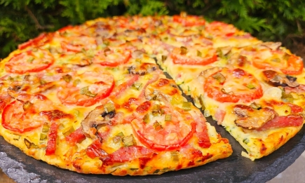 Літня піца на сковороді за 10 хвилин: ніхто не здогадається, з чого “корж” (РЕЦЕПТ)