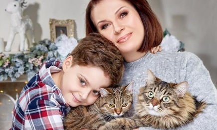 Алла Мазур снялась в новогодней фотосессии с сыном и своими котиками (ФОТО)