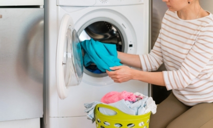 Никогда не оставляйте постиранные вещи в стиральной машинке: речь не только о неприятном запахе