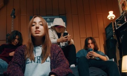 "Дівчинка" без пафосу: Енджі Крейда перетворила фронтову поезію на музичний портрет сучасної українки (ВІДЕО)