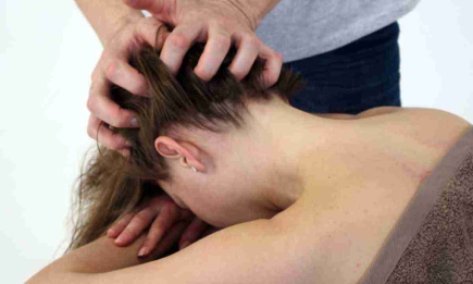 "Догори ногами"! Чудова техніка масажу, яка надзвичайно корисна для волосся
