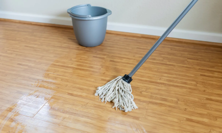 Не меняйте линолеум, смажьте его дешевым средством из магазина: пол будет как новый