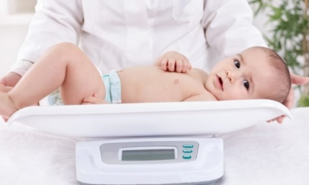 Сколько должен весить младенец? Рассказываем, как меняется вес ребенка до года