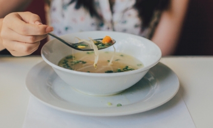 Золотое правило супов: запрещенная специя, которую все кладут в бульон