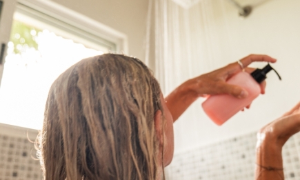 Как правильно мыть голову: 7 советов от экспертки по волосам