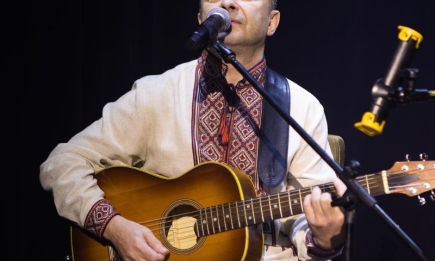 Багатьом треба брати приклад: Віктор Павлік позичив мікрофон у вуличного музиканта та заспівав у центрі Львова (ВІДЕО)