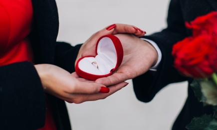 На катке или в кинотеатре: лучшие идеи для незабываемого предложения руки и сердца в День Святого Валентина