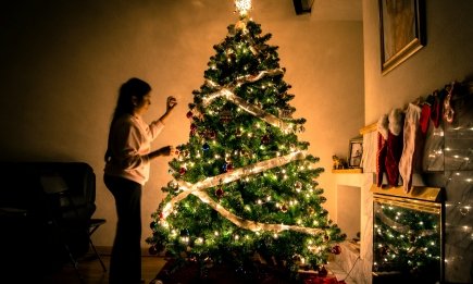 Як прикрасити маленьку вітальню до Різдва: 5 стильних ідей, які не захаращать простір