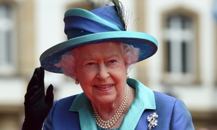 Защита по-королевски: Елизавете II создадут специальные перчатки от коронавируса