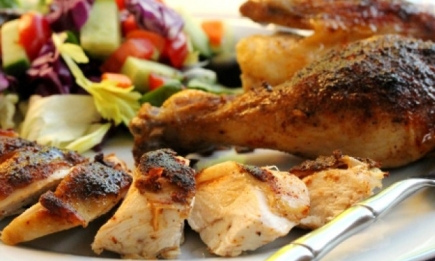 Праздничное блюдо: курица с чесноком и овощами