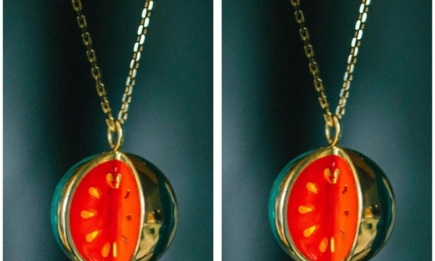 В честь освобождения Херсона: Guzema Fine Jewelry представили кулон ручной работы в виде маленького арбуза