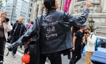 С чем носить кожаную куртку: street style на Неделе моды в Лондоне