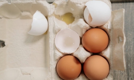 Цікавий трюк досвідчених кухарів: дрібка соди врятує варені яйця